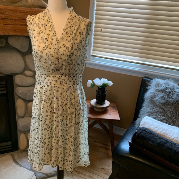 Sleeveless flower dress - Picture 2 of 12